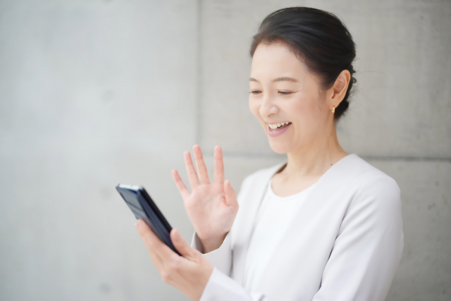 女性がスマホでお問い合わせするイメージ